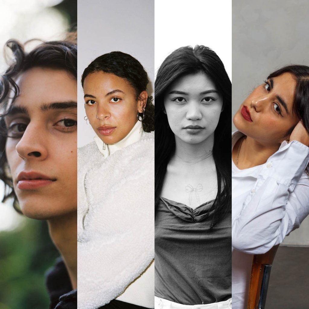 Collage of four photos side by side of young women. They are, in this order from left to right: Eren Güvercin, Naomi Bechert, Nhung Hoang, Raquel Kishori Dukpa. The one on the far left is shown in a close-up, her brown hair is curly, a strand falls into her forehead. The shot of the person next to her is semi-close-up. Naomi Bechert is wearing a white, fluffy, high-necked jumper with a zipper the front, she is looking at the camera, her black hair is tied in a plait. Nhung Hoang is seen in a black and white photo, facing the camera head on, wearing long black hair and a low-cut top. A bow is tattooed on her chest. Raquel Kishori Dukpa is sitting sideways on a chair with her left arm resting on the backrest and puts her head on her hand, which is hidden under her black hair. She looks into the camera with her head tilted, her lips made up in dark red. She is wearing a white long-sleeved blouse.