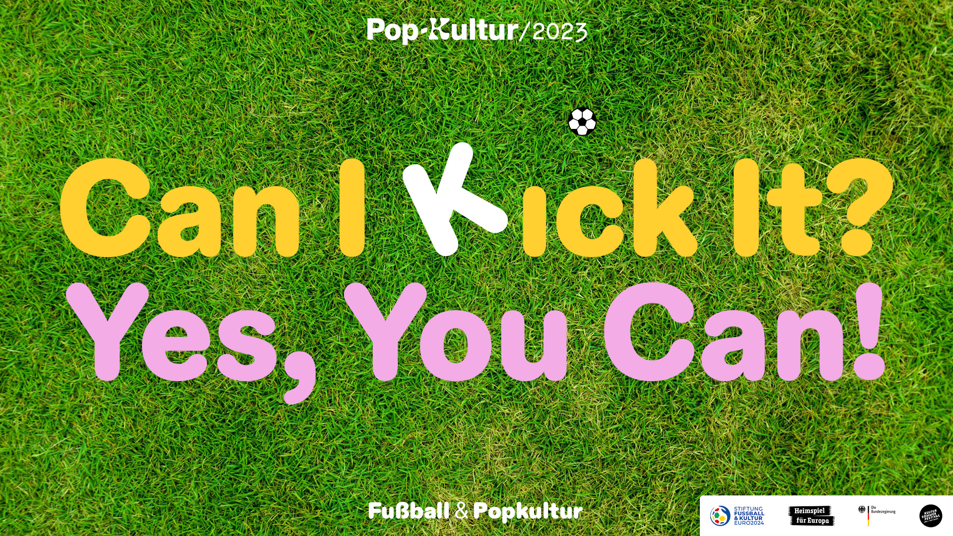 Schrift auf grünem Rasen "Can I Kick It?" Yes, You Can! Fußball & Popkultur"