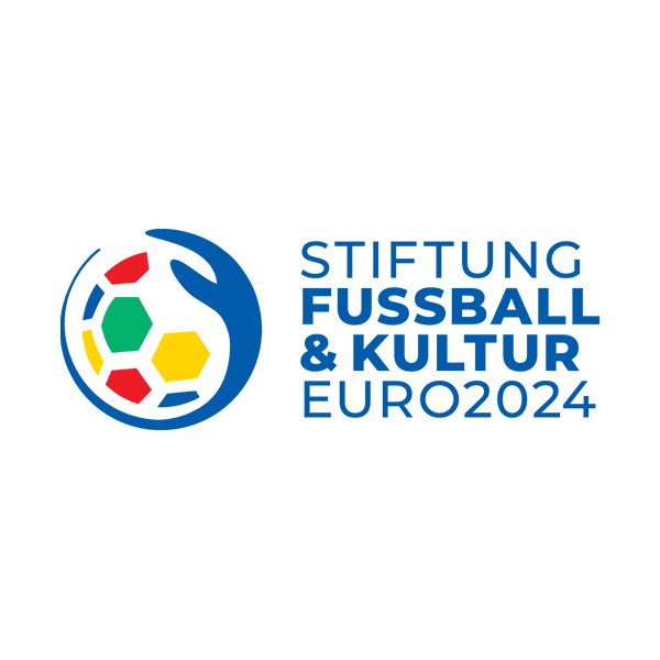 Logo Stiftung Fußball & Kultur Euro 2024, links ist ein stilisierter bunter Ball, um den sich eine Art Hand legt
